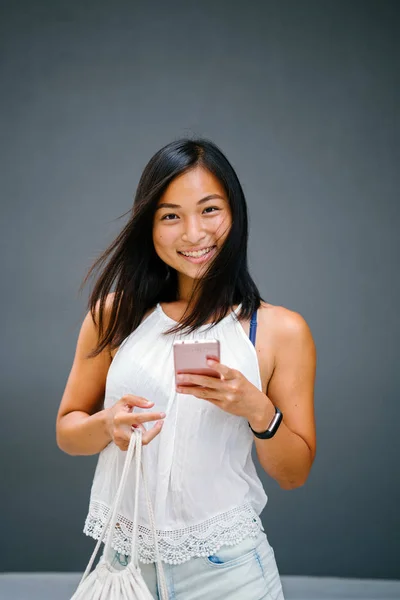 Portret Van Een Leuk Sportief Gebruinde Aziatische Chinees Meisje Lopen — Stockfoto