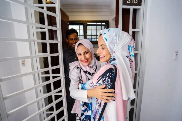 Marido Esposa Muçulmana Casal Cumprimentar Convidado Sua Porta Convidá Para — Fotografia de Stock