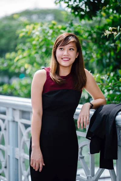 Güzel Bir Asya Kadını Giydir Park Portresi Şehirde Duran Asya — Stok fotoğraf
