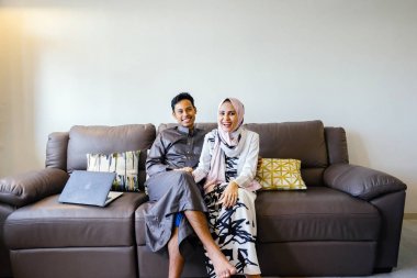 Müslüman Malay birkaç evde Müslüman Festivali sırasında laptop ile Singapur, Asya Hari Raya portresi.