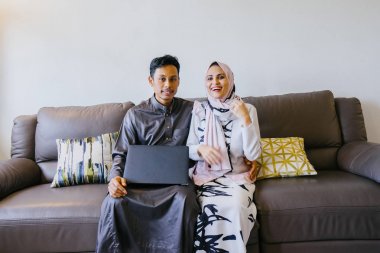 Müslüman Malay birkaç evde Müslüman Festivali sırasında laptop ile Singapur, Asya Hari Raya portresi.