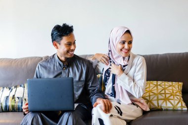 Müslüman Malay birkaç evde Müslüman Festivali sırasında laptop ile Singapur, Asya Hari Raya portresi.