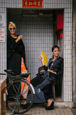 Şehirde poz güzel, şık Orta Doğu kadınların moda portre