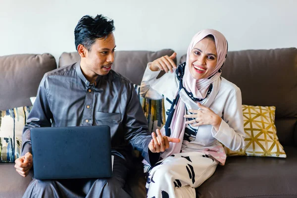 Retrato Una Pareja Musulmana Malaya Casa Con Portátil Durante Festival — Foto de Stock