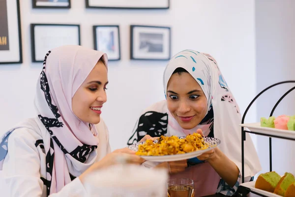 Femmes Musulmanes Avec Des Collations Savoureuses Nourriture Asie — Photo