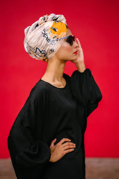 Mode Porträtt Vacker Lång Och Fashionabla Kvinna Mellanöstern Härkomst Hon — Stockfoto