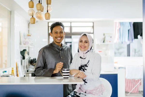 Heureux Couple Musulman Avec Thé Sur Cuisine Maison — Photo