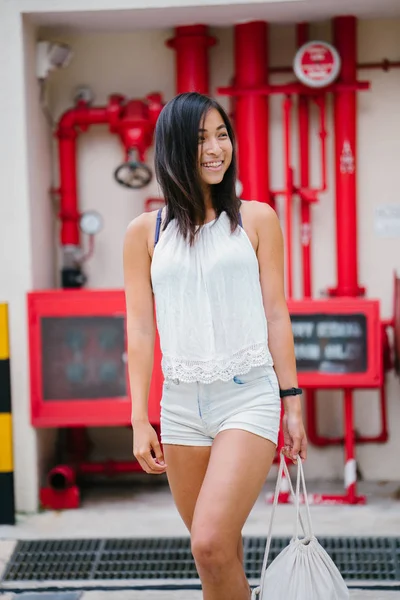 一个运动 可爱和美丽的亚洲女孩站在街上 微笑的肖像 — 图库照片