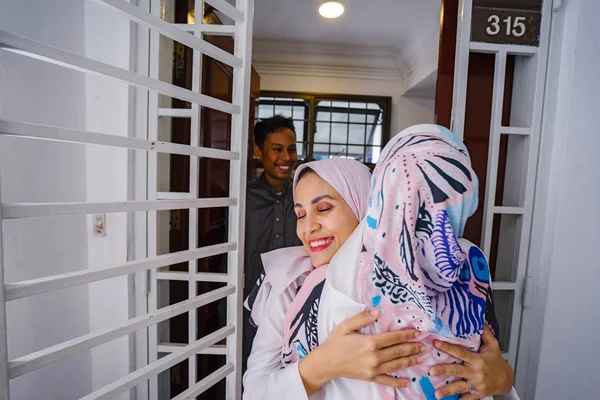 Muzulmán Férj Feleség Pár Vendég Köszönteni Ajtót Meghívja Hogy Megünnepeljék — Stock Fotó