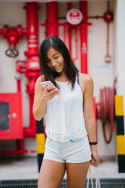 Portrét Sportovní Roztomilá Krásná Čínská Asijská Dívka Telefonem Stojí Ulici — Stock fotografie