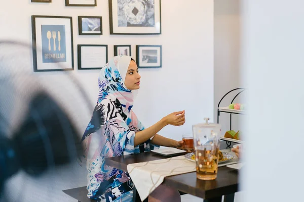 Mujer Musulmana Con Sabrosos Aperitivos Comida Asia — Foto de Stock