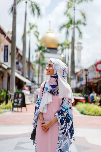 Retrato Mujer Musulmana Feliz Caminando Por Calle Ciudad — Foto de Stock