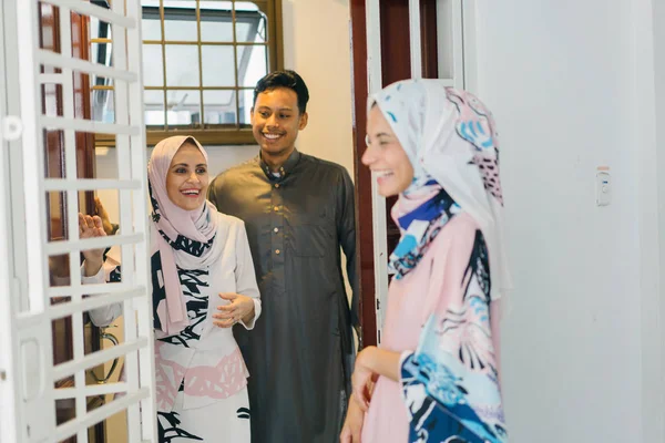 Мусульманские Муж Жена Встречают Гостя Дверей Приглашают Отпраздновать Хари Райю — стоковое фото