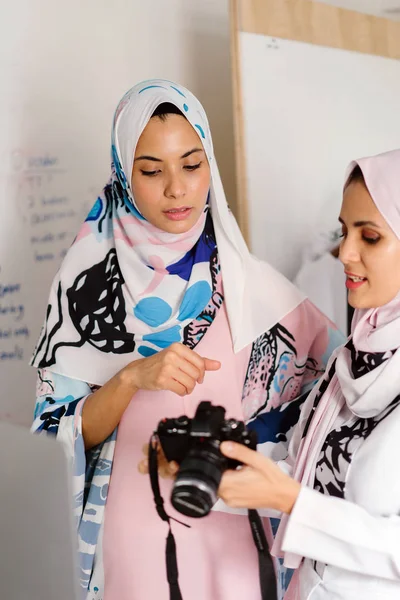 Two Young Attractive Muslim Women Entrepreneurs Having Business Discussion Retail — Stock Photo, Image
