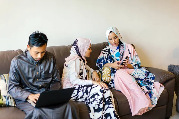 Retrato Una Familia Musulmana Malaya Casa Durante Festival Musulmán Hari — Foto de Stock