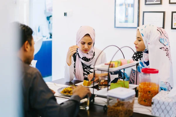 Muslimská Rodina Sedí Jídlo Doma Dvě Ženy Šátky Člověk Klidný — Stock fotografie