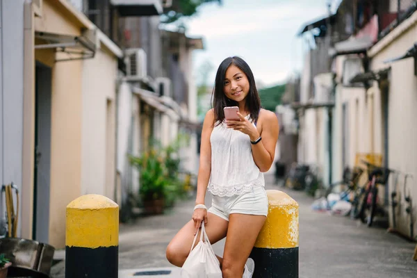 Портрет Молодой Спортивной Привлекательной Милой Китайской Азиатки Использующей Свой Смартфон — стоковое фото