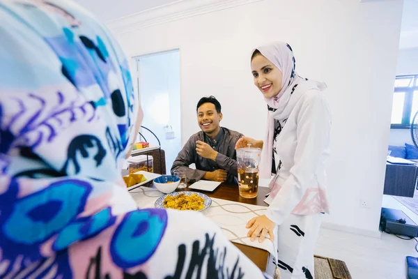 Μουσουλμανική Οικογένεια Κάθεται Για Φαγητό Στο Σπίτι Δύο Γυναίκες Μαντίλες — Φωτογραφία Αρχείου
