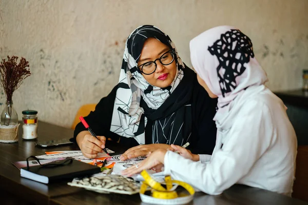 Две Привлекательные Мусульманские Женщины Предпринимательницы Ведут Деловую Дискуссию Коворкинге Оба — стоковое фото