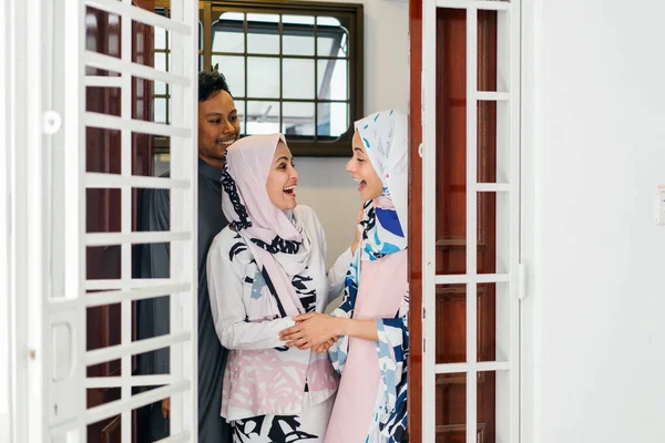 Müslüman Karı Koca Çift Onların Kapıda Bir Konuk Selamlıyorum Onu — Stok fotoğraf
