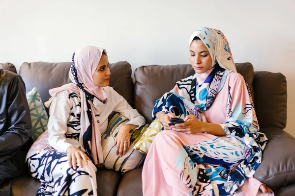 Due Donne Musulmane Velo Guardando Casa Hari Raya Godersi Reciproca — Foto Stock