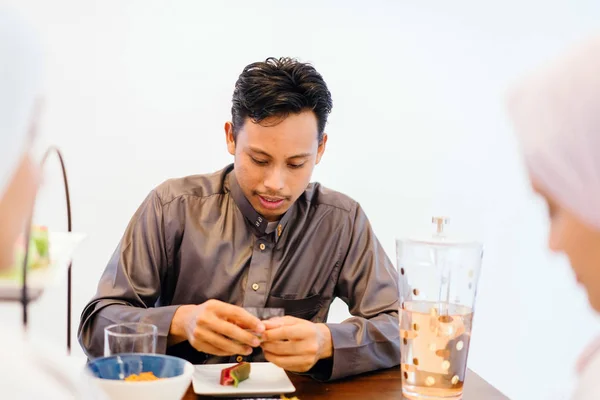 Portrait Musulman Âge Moyen Dégustant Délicieux Repas Maison Pendant Période — Photo