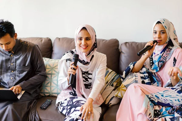 Две Мусульманки Платках Поют Караоке Своей Домашней Системе Развлечений Над — стоковое фото