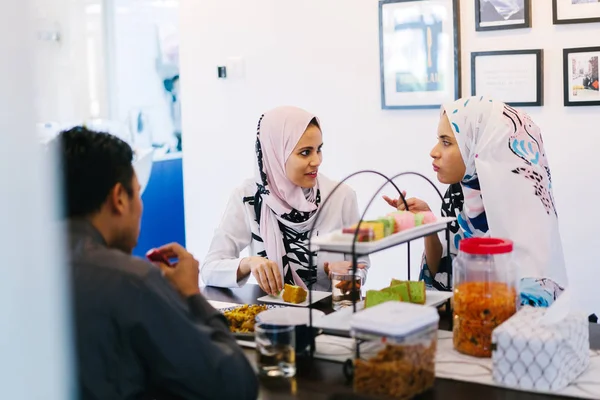 Muslimská Rodina Sedí Jídlo Doma Dvě Ženy Šátky Člověk Klidný — Stock fotografie