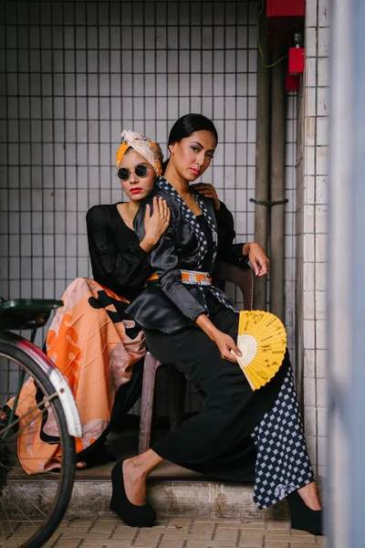 Mode Porträtt Vacker Fashionabla Mellanöstern Kvinnor Poserar Staden — Stockfoto