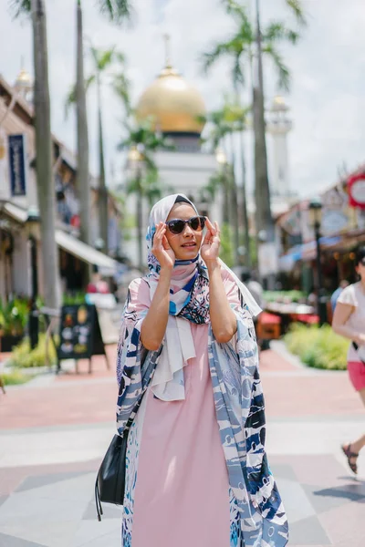 Retrato Mulher Muçulmana Feliz Andando Rua Cidade — Fotografia de Stock