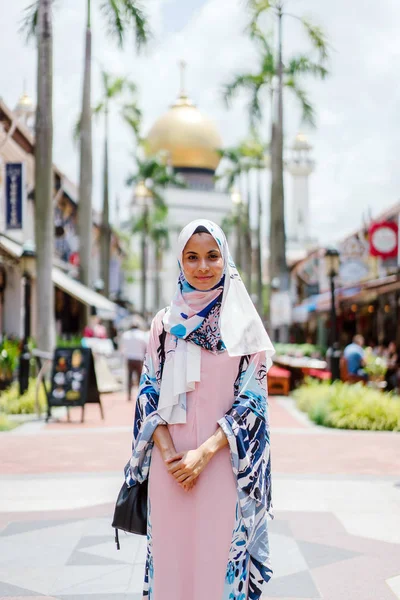 Πορτρέτο Του Happy Μουσουλμανική Γυναίκα Περπάτημα Δρόμο Της Πόλης — Φωτογραφία Αρχείου