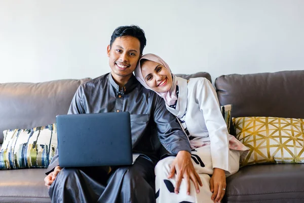 Retrato Una Pareja Musulmana Malaya Casa Con Portátil Durante Festival — Foto de Stock