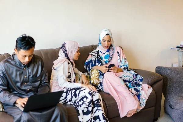 Retrato Una Familia Musulmana Malaya Casa Durante Festival Musulmán Hari — Foto de Stock