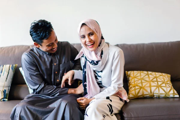 Retrato Una Pareja Musulmana Malaya Casa Durante Festival Musulmán Hari — Foto de Stock