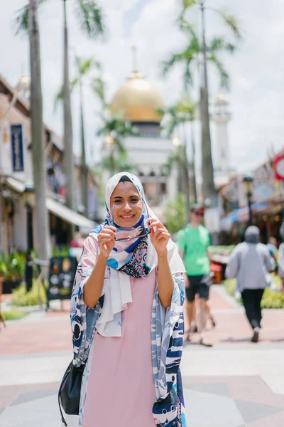 Retrato Mulher Muçulmana Feliz Andando Rua Cidade — Fotografia de Stock