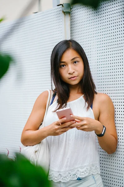 Athletic Toned Tanned Chinese Asian Girl Smiling She Texts Her — Stock Photo, Image