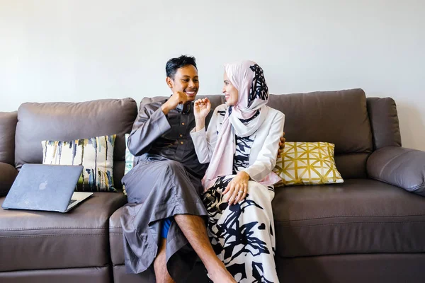 在新加坡 亚洲的穆斯林节日期间 一个穆斯林马来夫妇在家里与笔记本电脑的肖像 — 图库照片