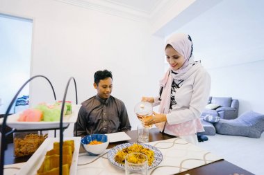  Müslüman Malay birkaç evde Müslüman Festivali sırasında Hari Raya Singapur, Asya portresi. Onlar onların masada yemek evde yaşıyorsanız.