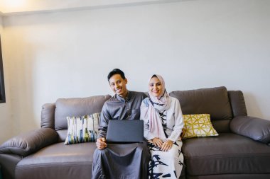 Müslüman Malay birkaç evde Müslüman Festivali sırasında laptop ile Singapur, Asya Hari Raya portresi.