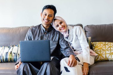 Müslüman Malay birkaç evde Müslüman Festivali sırasında laptop ile Singapur, Asya Hari Raya portresi.