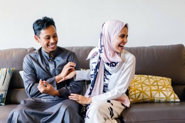  Müslüman Malay birkaç evde Müslüman Festivali sırasında Hari Raya Singapur, Asya portresi. Onlar ev onların kanepede oturan 