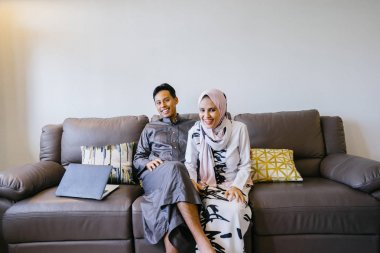Müslüman Malay birkaç evde Müslüman Festivali sırasında laptop ile Singapur, Asya Hari Raya portresi.
