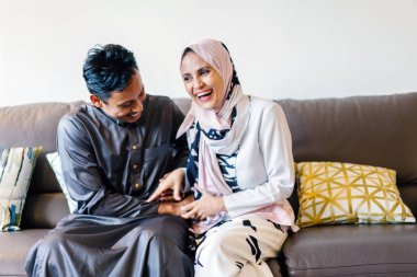  Müslüman Malay birkaç evde Müslüman Festivali sırasında Hari Raya Singapur, Asya portresi. Onlar ev onların kanepede oturan 