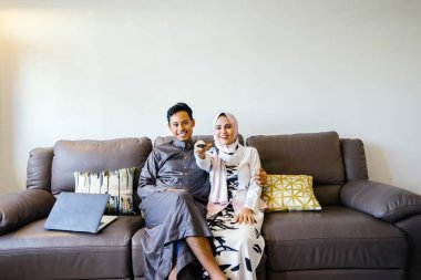 Müslüman Malay birkaç evde Müslüman Festivali sırasında laptop ile Singapur, Asya Hari Raya portresi.