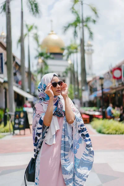 Retrato Mulher Muçulmana Feliz Andando Rua Cidade — Fotografia de Stock