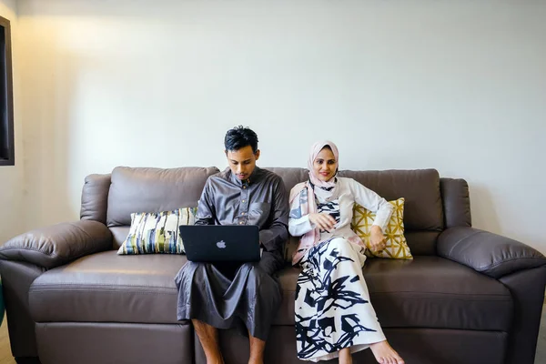 Potret Pasangan Muslim Melayu Rumah Dengan Laptop Selama Festival Muslim — Stok Foto