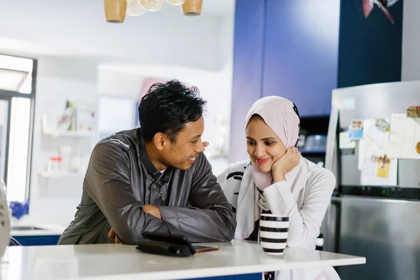 Heureux Couple Musulman Avec Thé Sur Cuisine Maison — Photo