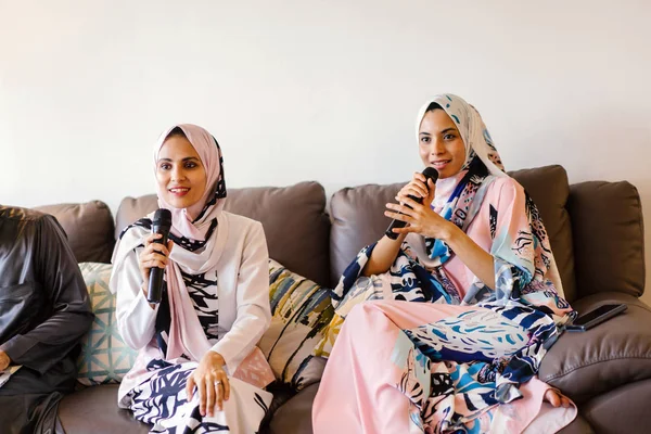 Dua Wanita Muslim Dengan Jilbab Bernyanyi Karaoke Pada Sistem Hiburan — Stok Foto