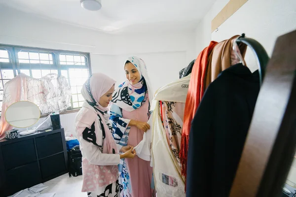 Two Young Attractive Muslim Women Entrepreneurs Having Business Discussion Retail — Stock Photo, Image