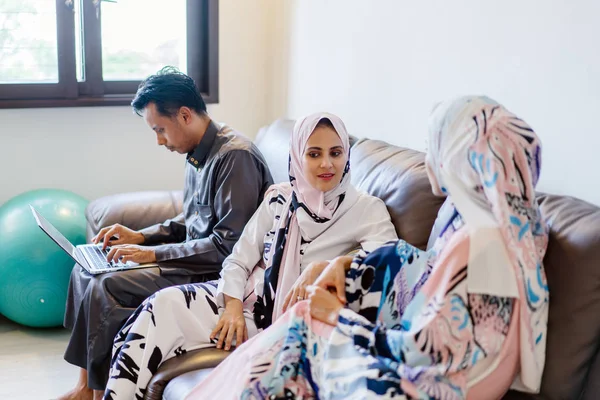 Retrato Una Familia Musulmana Malaya Casa Durante Festival Musulmán Hari — Foto de Stock